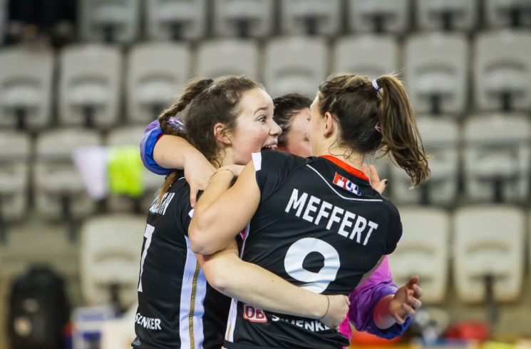 Julia Meffert celebrating with her volleyball team