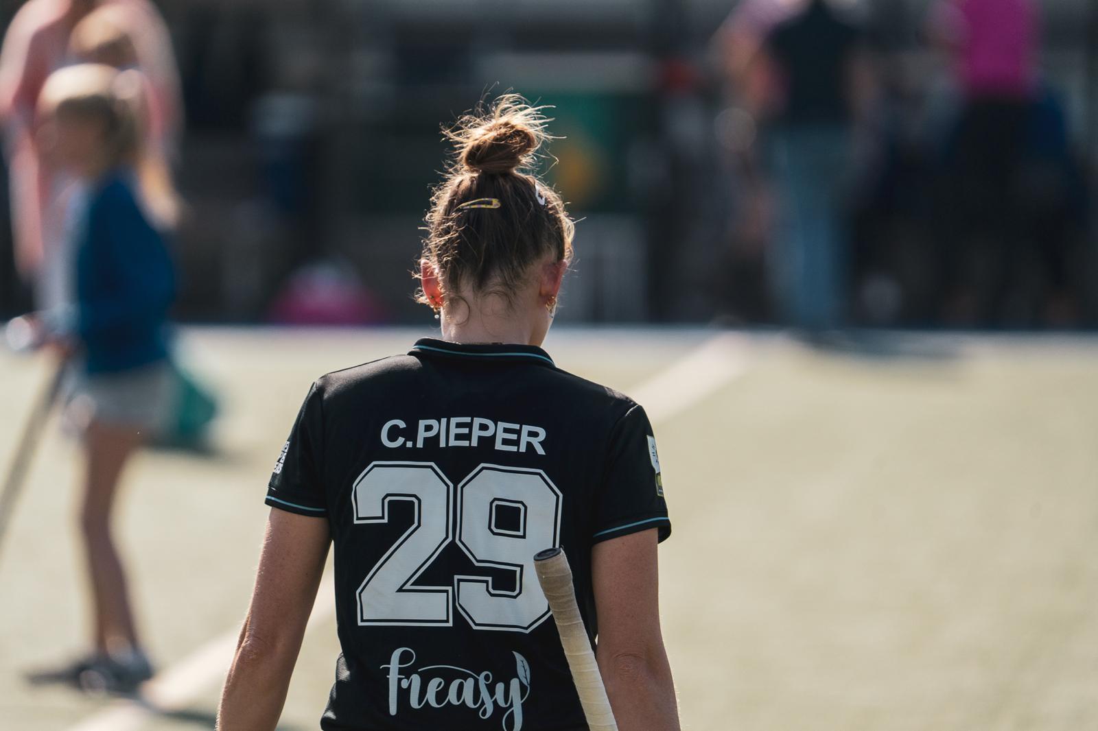 Cécile Pieper from behind, jersey number 29 on the pitch